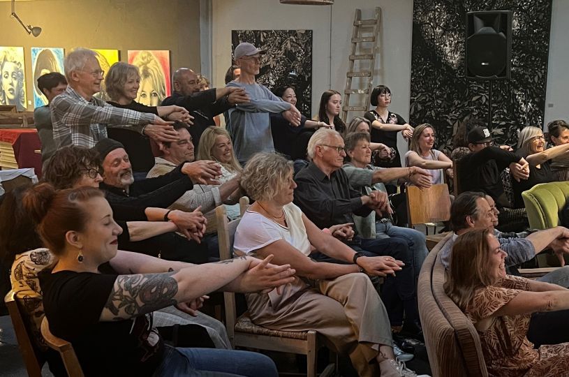 Groepsfoto van publiek tijdens Magische Lezing in kunstgalerie Gelukkig Worden