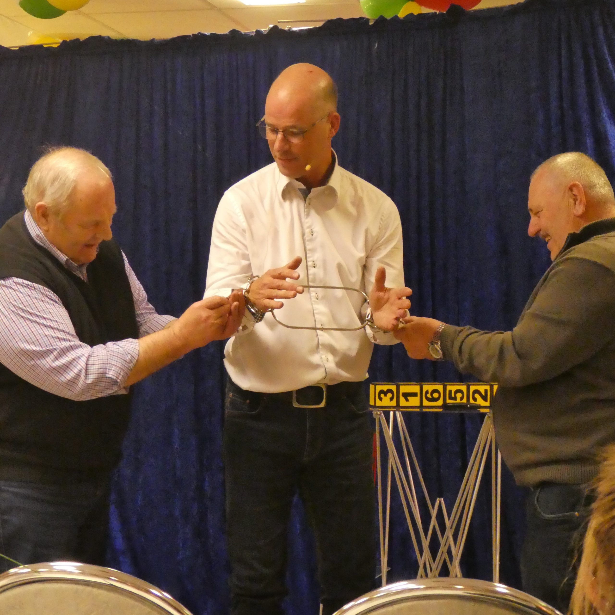 Magisch Spreker magische lezing voor ouderen deelnemers voeren goocheltruc uit