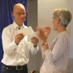 Magisch Spreker Gerard met deelnemer aan lezing
